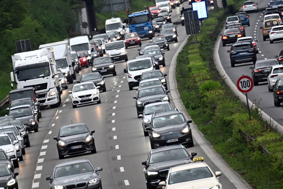 Staufrust am Nachmittag: Auffahrunfall legt A57 bei Köln lahm