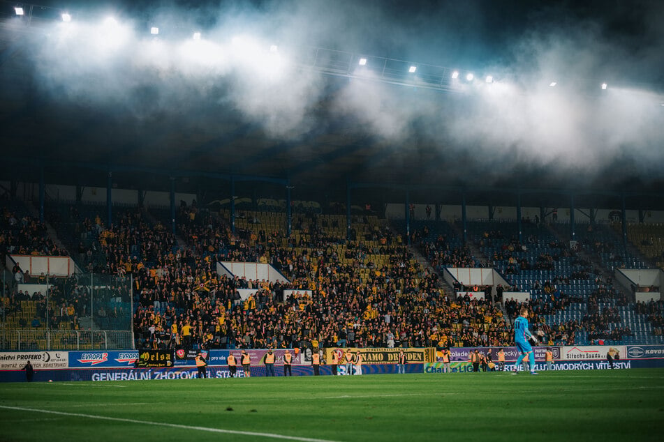 Die mitgereisten Fans machen auf der Tribüne eine bessere Figur als die SGD auf dem Rasen.
