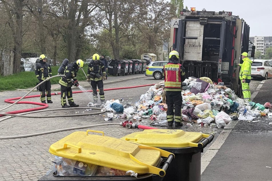 Feuerwehrleute eilten am 24. April in Leipzig einem Müllauto zu Hilfe, dessen Fracht plötzlich brannte.