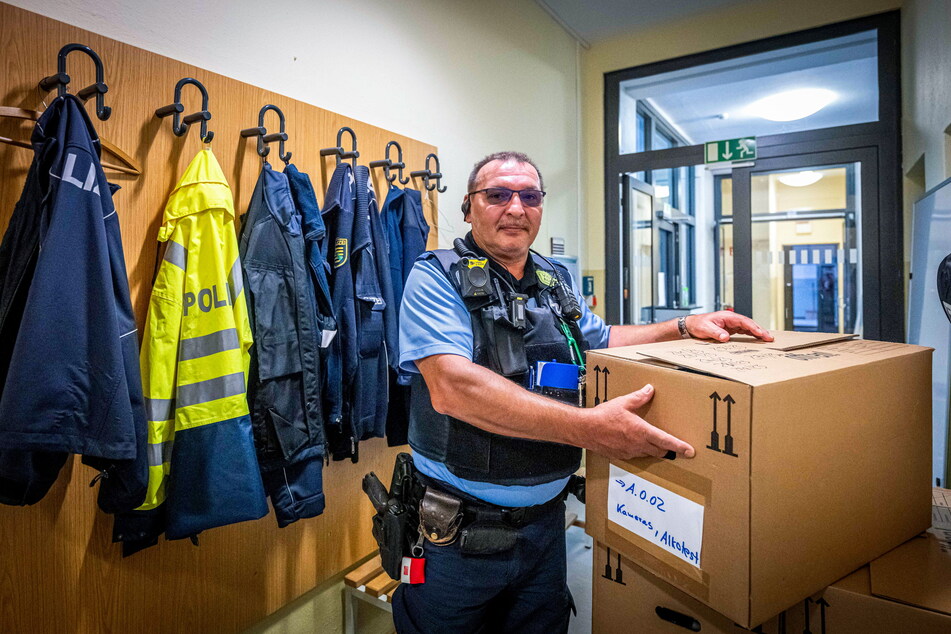 Selbst ist der Beamte: Polizeihauptmeister Jörg Baumann (59) packt eine Umzugskiste mit Alkotests und Kameras.