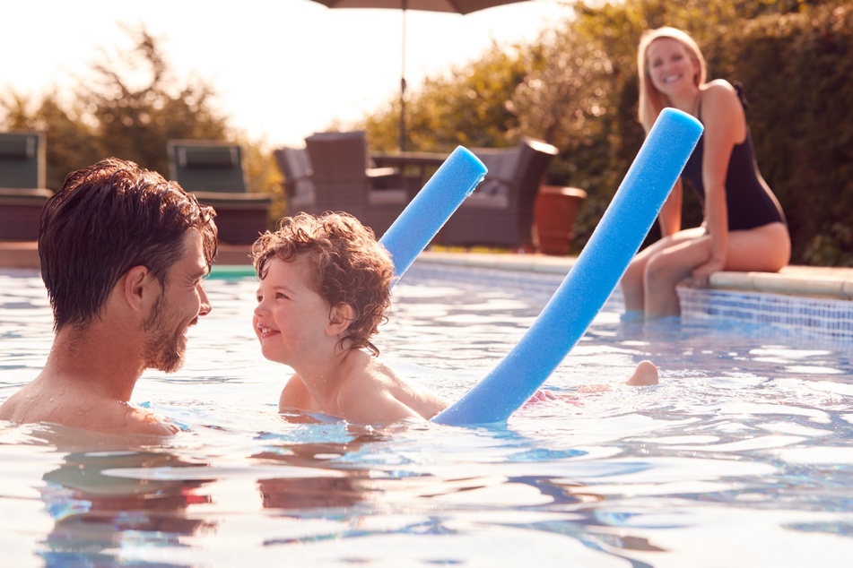 Schwimmhilfen wie eine Schwimmnudel helfen Dir dabei, Deinem Kind Schwimmen beizubringen. So kann es im Wasser spielerisch den Gleichgewichtssinn trainieren und spürt dennoch den Auftrieb des Wassers.