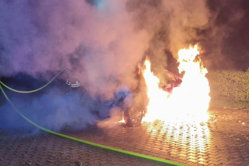 Der Wagen brannte in der Straße Oberm Rohlande lichterloh.