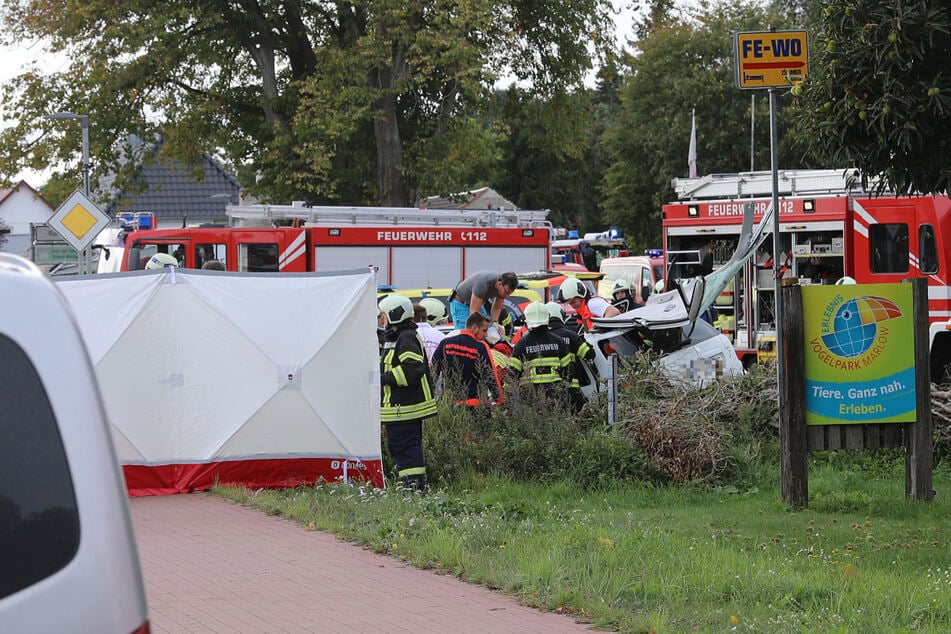 Zahlreiche Rettungskräfte sind an der Unfallstelle im Einsatz.