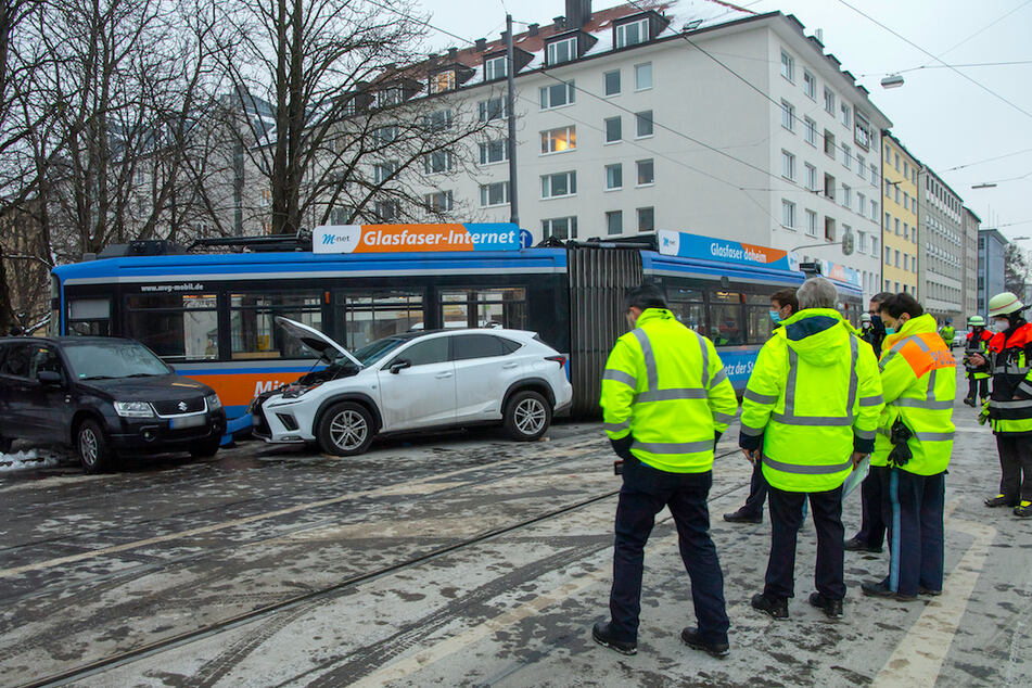 Bereits am Montag sprang eine Straßenbahn nach der Kollision mit einem Auto aus den Schienen.