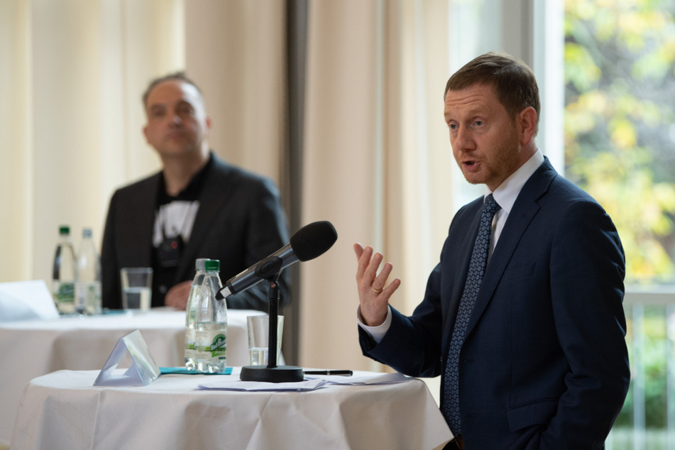 Michael Kretschmer (45, CDU, r.), Ministerpräsident von Sachsen, spricht neben Autor Steffen Kailitz während der Buchvorstellung im Festsaal der TU Dresden.