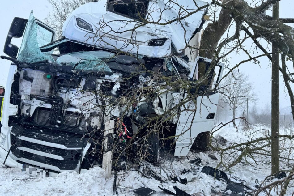 Ein Hamburger Lkw-Fahrer ist am Freitag bei einem Glätte-Unfall im Landkreis Stade schwer verletzt worden.