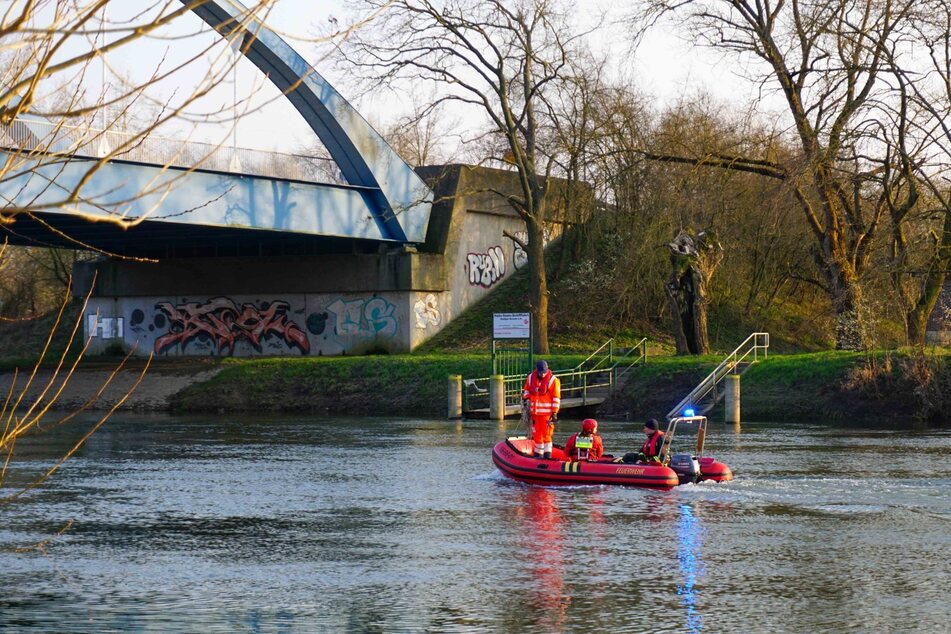 An der Röpziger Brücke in Halle ist am Freitag ein Auto entdeckt worden, das in der Saale versank.