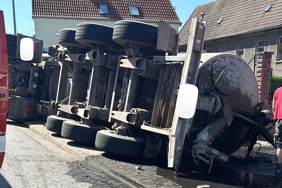 Schwerer Unfall in Könnern: Gülle-Laster kippt auf Gehweg, Fahrerin verletzt