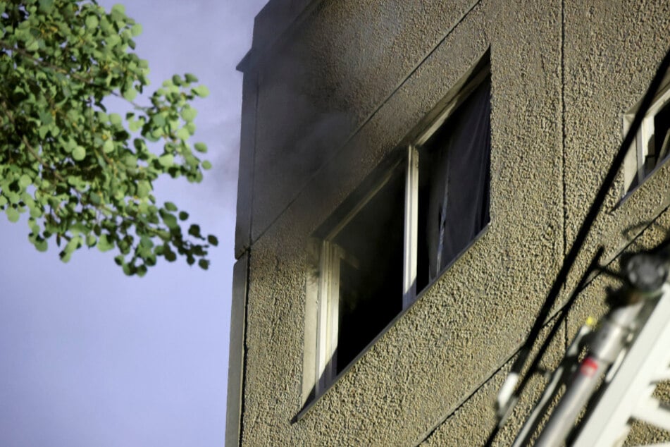 Schwarzer Rauch stieg aus einem Fenster im obersten Stockwerk.