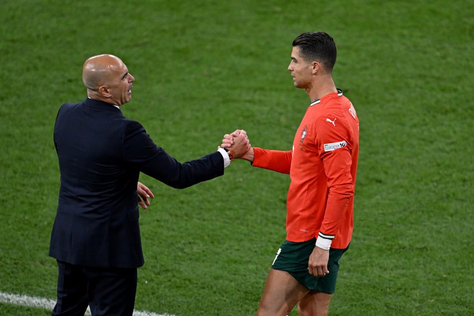 Portugals Trainer Roberto Martinez (51, l.) nach dem Spiel über den tragischen Vorfall.