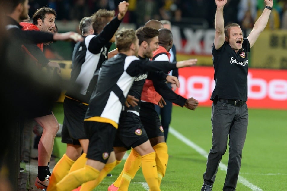 Dynamos ehemaliger Trainer Stefan Böger (r.) freut sich am 18. August 2014 über die Pokal-Überraschung gegen Schalke.