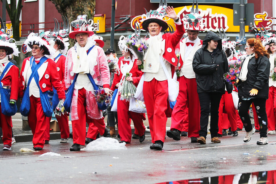 Eine Gruppe marschiert beim Kölner Rosenmontagszug.
