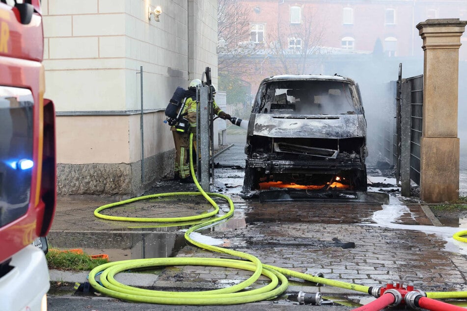 Der VW-Bus brannte komplett aus.
