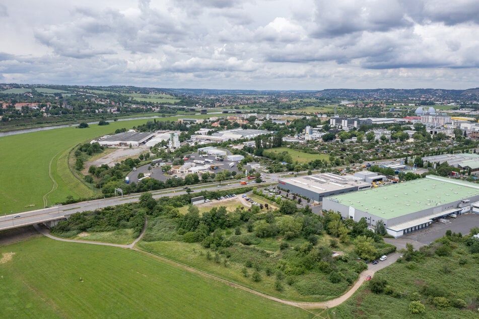 Auf dieser Fläche im Gewerbegebiet Übigau soll das Flusskraftwerk ab Mitte kommendes Jahres gebaut werden.