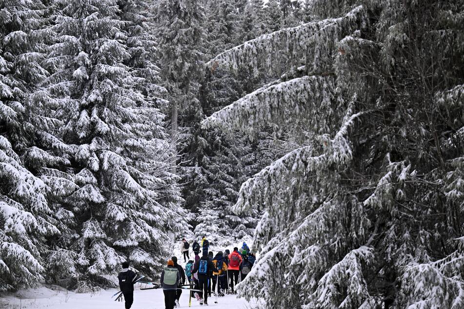 Um den Winterausflug in den Thüringer Wald genießen zu können, sollten sich Wintersport-Fans an ein paar Regeln halten.