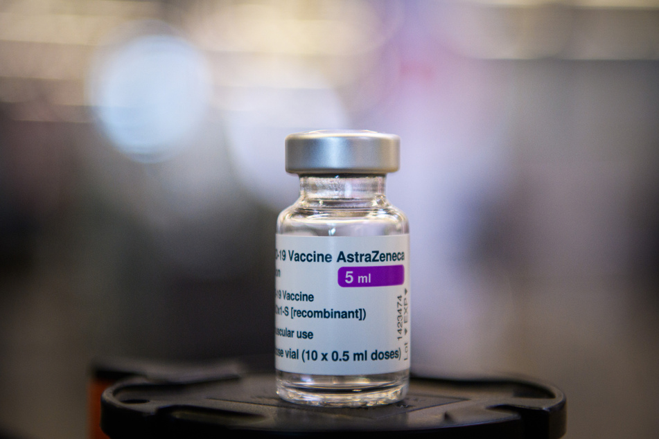 Eine Ampulle des AstraZeneca-Impfstoffs.