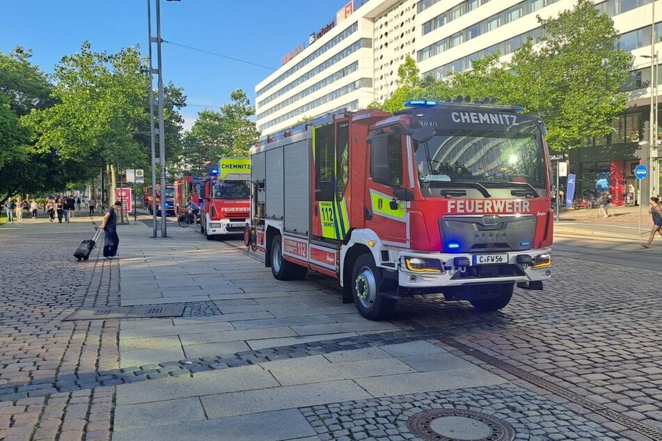 Die Feuerwehr rückte mit mehreren Fahrzeugen an.