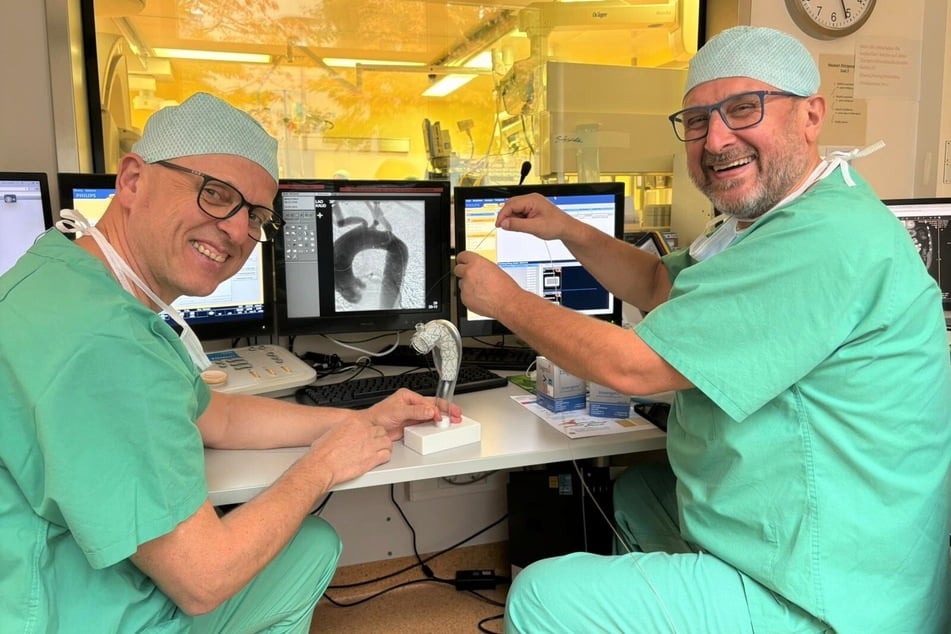 Die Mediziner Thomas Grube (l.) und Sven Seifert am Klinikum Chemnitz im Hybrid-OP mit dem neuen "Stentgraft".