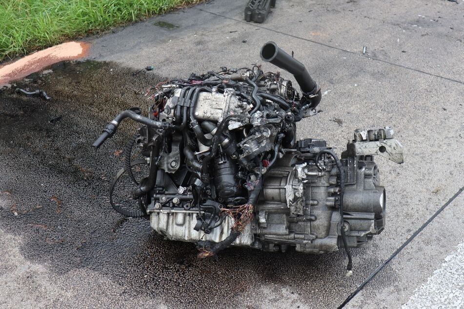 Ein Motorblock wurde durch die Wucht des Zusammenstoßes regelrecht aus einem Auto gefetzt.