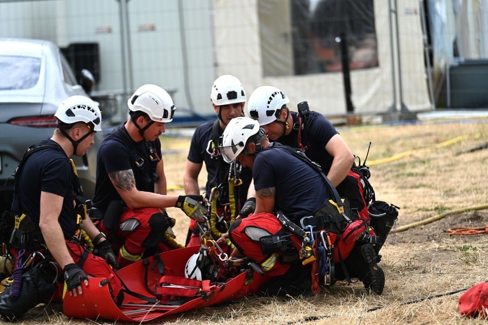 Vor Beginn der Rheinkirmes üben Höhenretter der Feuerwehr noch einmal den Ernstfall.