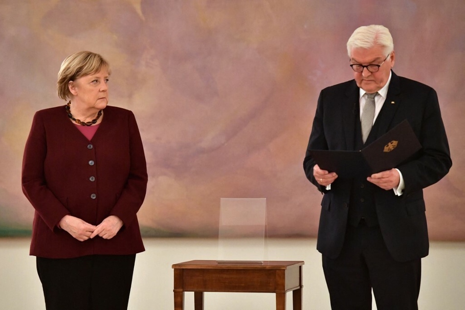 Während Frank-Walter Steinmeier (66, SPD, r.) Fehler eingeräumt hat, steht Angela Merkel (67, CDU) zu ihrem Russland-Kurs.