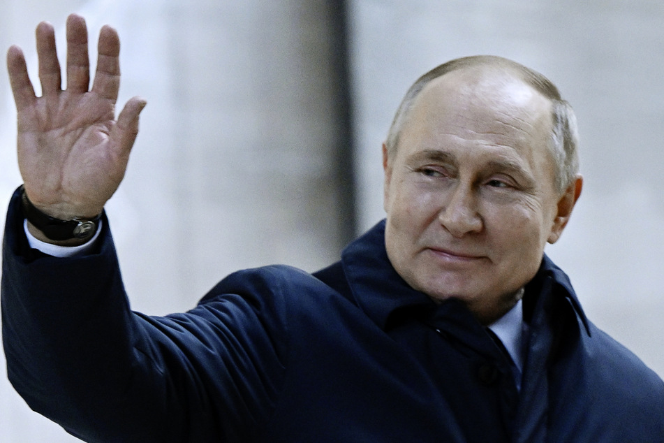 Wladimir Putin (69) hat sich mit Regieungsvertretern zu Beratungen über Sanktionen - auch für die westliche Gemeinschaft - getroffen.