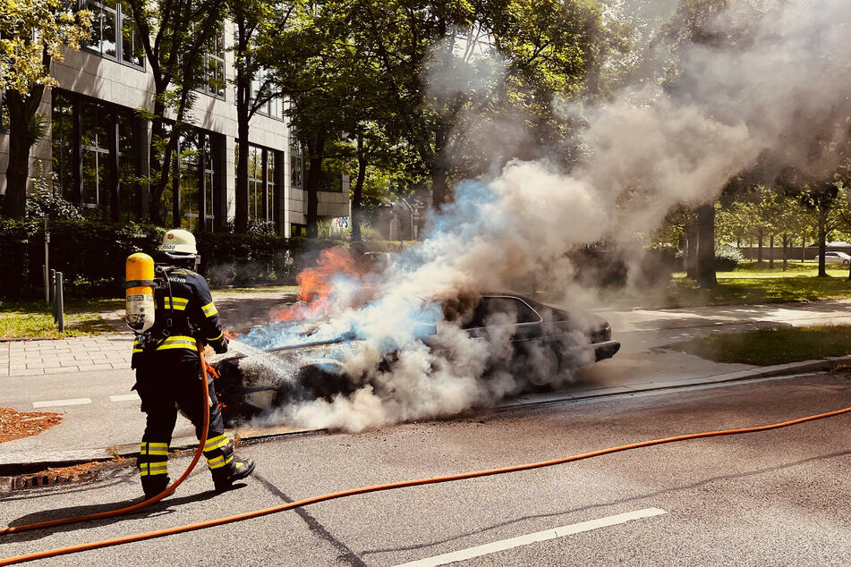 Ein brennender Jaguar sorgte im Stadtteil Sendling-Westpark für eine hohe Rauchsäule.
