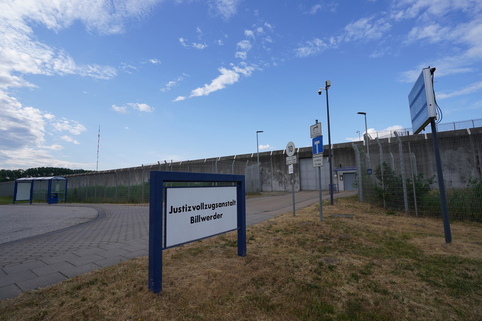 In den Hamburger Gefängnissen saßen Ende Oktober 2023 mehr als 2000 Menschen in Haft. In der JVA Billwerder gab es 643 männliche Insassen bei 638 verfügbaren Plätzen.
