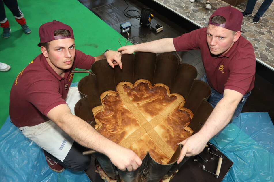 Die beiden Bäcker haben mit der Bäckerei Eßrich einen Weltrekord aufgestellt.