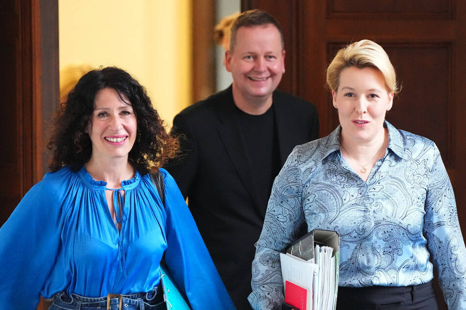 Bettina Jarasch (54, Grüne, l.), Klaus Lederer (48, Linke) und Franziska Giffey (44, SPD) haben am Dienstag ihre Bilanz nach einem Jahr rot-grün-roter Regierung in Berlin vorgestellt.