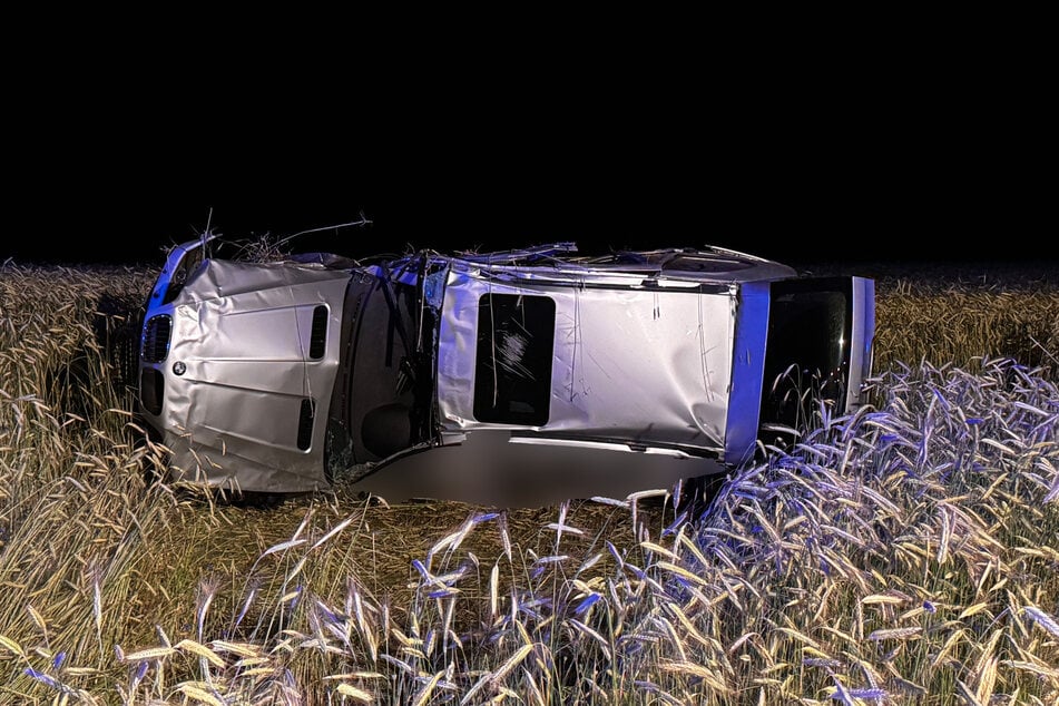 Der Fahrer verstarb noch an der Unfallstelle, wie aus Polizei-Angaben hervorging.