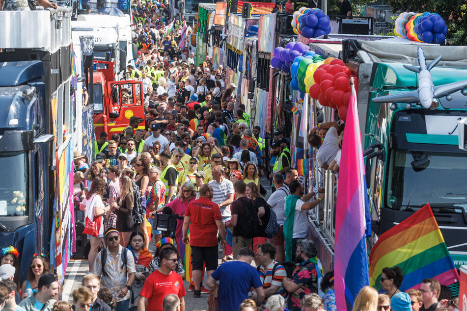 Zur Feier der LGBTQIA+-Community findet am Samstag die große CSD-Parade durch Leipzig statt. Im vergangenen Jahr nahmen rund 16.000 Menschen teil.