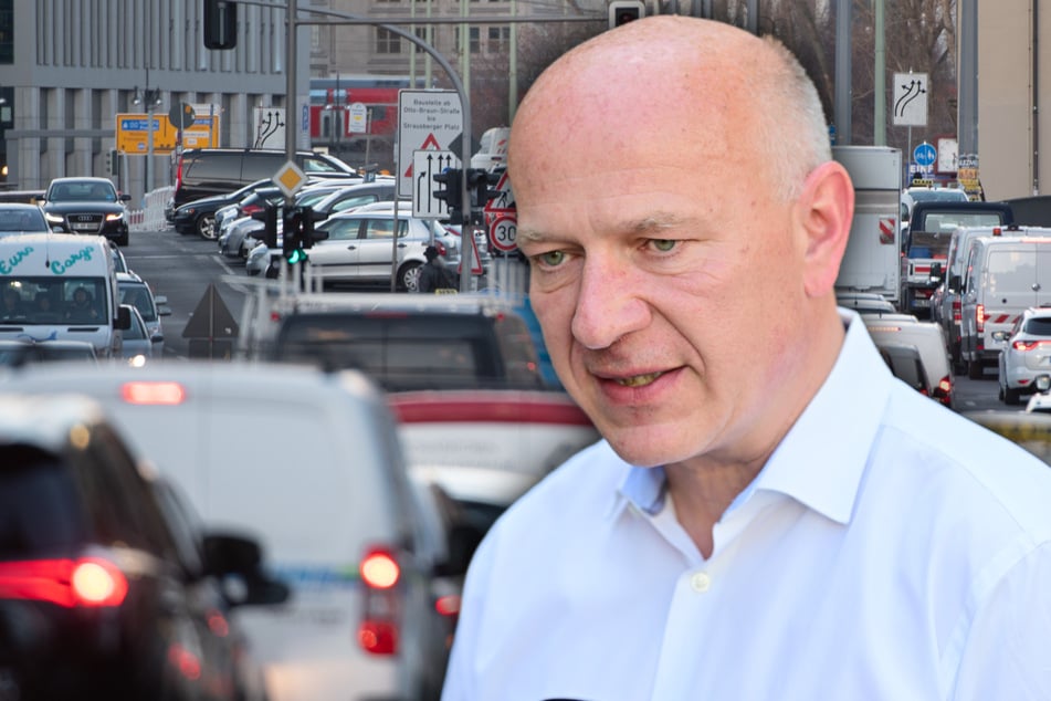 Bürgermeister Kai Wegner (52, CDU) hält nichts von dem Vorstoß, die Autos aus der Berliner Innenstadt zu verbannen. (Bildmontage)