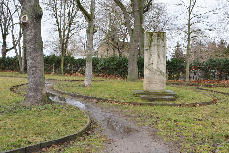 Dieser heutige Park und frühere Friedhof soll einem Edeka-Supermarkt weichen. (Archivbild)