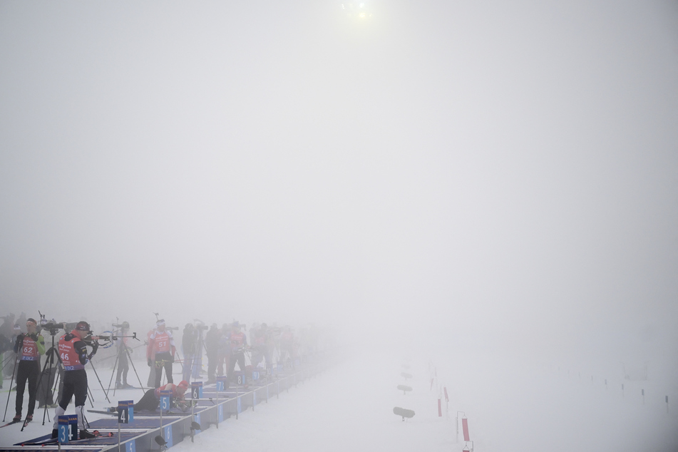 Nebel bereitet dem Biathlon-Weltcup in dieser Saison nicht zum ersten Mal Probleme. Mitte Januar war die Sicht auch im italienischen Antholz eingeschränkt.