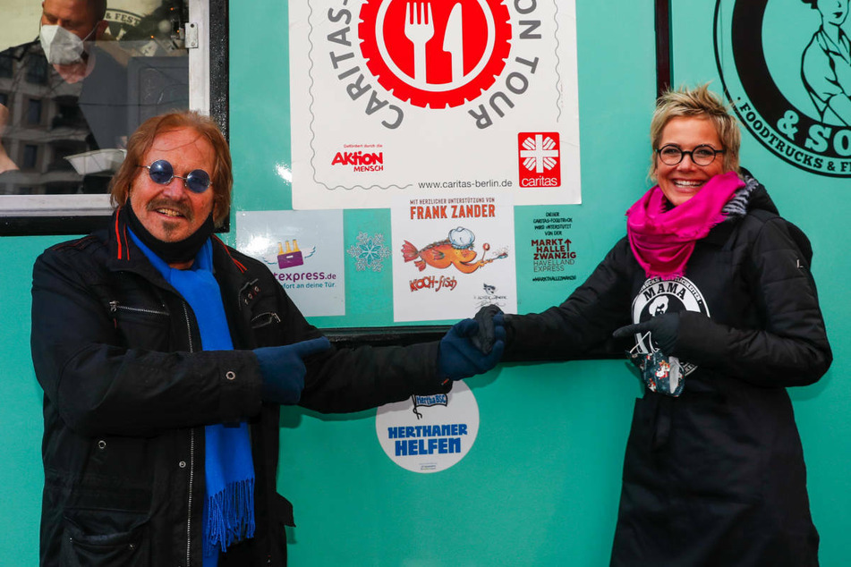 Frank Zander (79) und Inka Bause (53) gaben im Dezember 2020 warmes Essen für Obdachlose aus. Auch in diesem Jahr will die Fernsehmoderatorin den Ur-Berliner bei seiner Weihnachts-Aktion unterstützen.