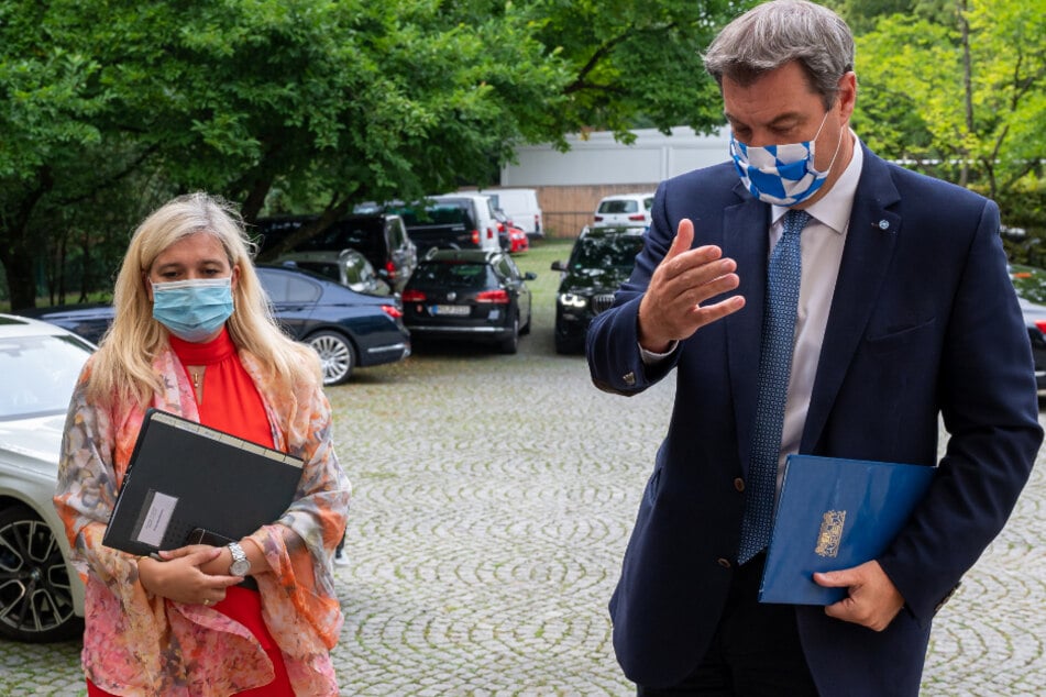 Melanie Huml (CSU), Staatsministerin für Gesundheit und Pflege, und Markus Söder (CSU), Ministerpräsident von Bayern, gehen zu der gemeinsamen Pressekonferenz zu der Corona-Panne in den Testzentren.