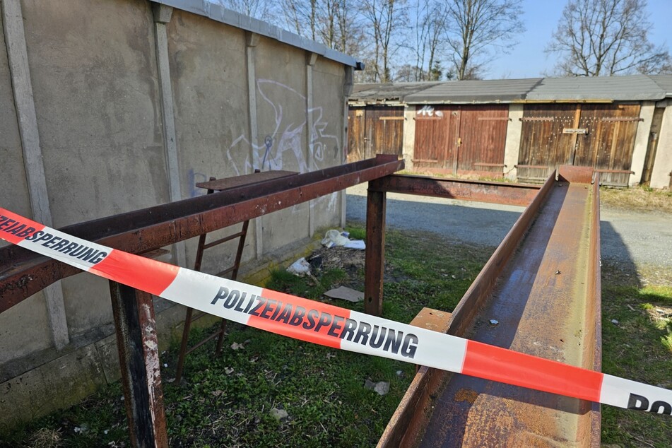 In einem Garagenkomplex an der Rückertstraße in Plauen wurde ein 16-Jähriger mit lebensbedrohlichen Verletzungen gefunden.