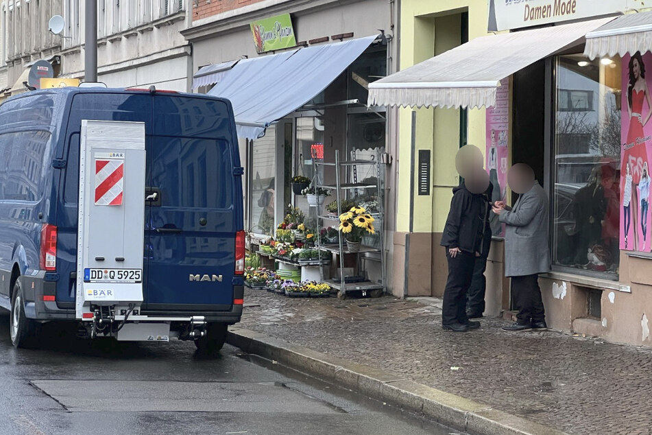 Gleich zwei Geschäfte auf der Georg-Schumann-Straße wurden am Dienstag von der Polizei durchsucht. Der Grund: Die Betreiber sollen falsche Marken-Artikel verkauft haben.