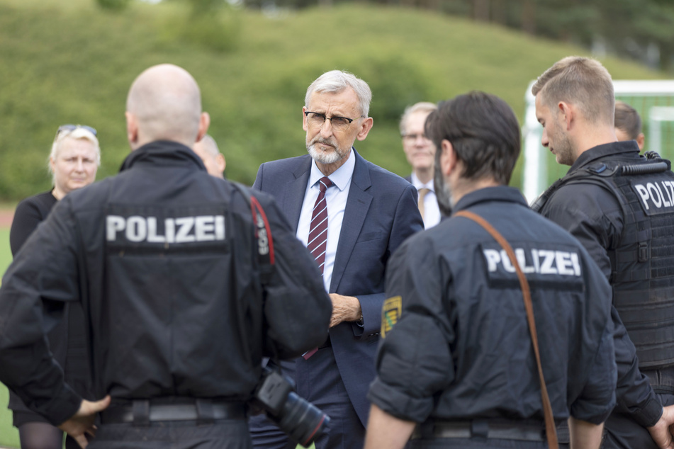 Innenminister Armin Schuster (63, CDU) blickte hinter die Kulissen.