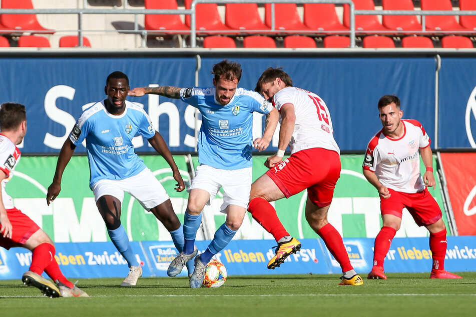 Die Chemnitzer Tarsis Bonga und Pascal Itter kämpfen mit FSV-Torjäger Ronny König im den Ball.
