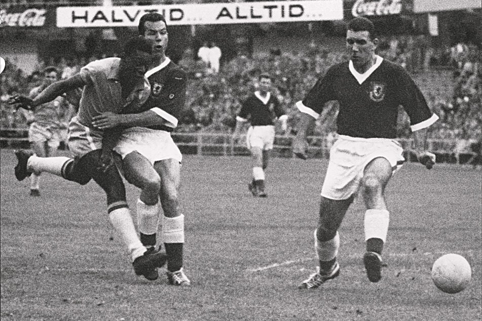 Brasiliens Legende Pelé (l.) im WM-Finale 1958 gegen Schweden. (Archivfoto)