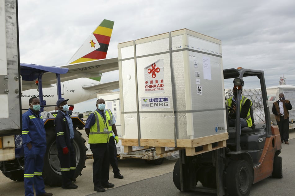 Gespendeter Impfstoff wird mit einem Gabelstapler in ein Flugzeug verladen.
