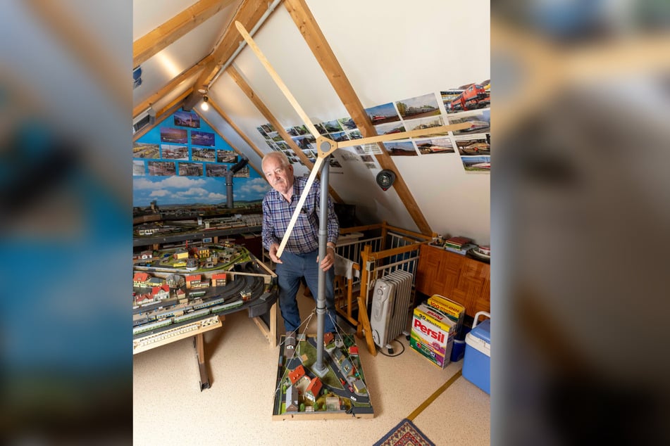 Horst Wesemann (75) vor seiner TT-Eisenbahnanlage in der Dachkammer seines Hauses. Er hat ein maßstabsgerechtes Modell von einem Windrad gebaut, das in Niederau geplant wird.