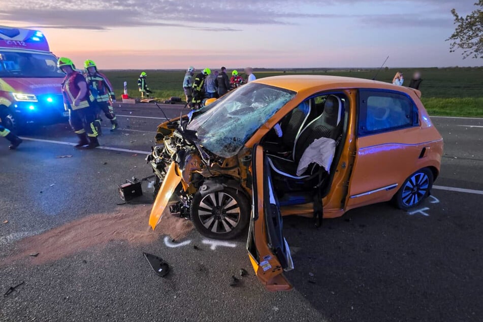 Beide Autos sind frontal zusammengestoßen.