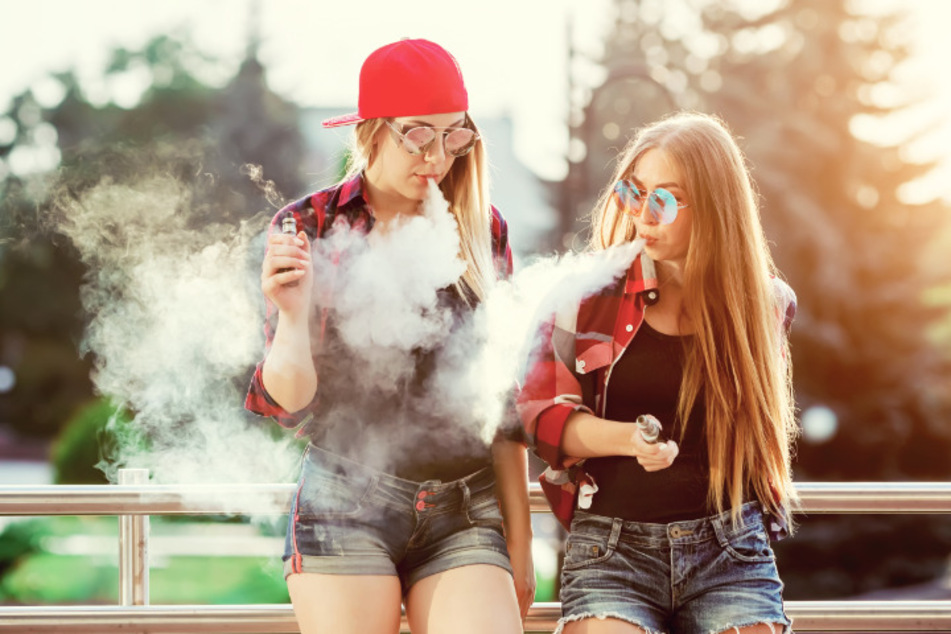 Bei einigen Jugendlichen gehören E-Zigaretten, auch Vapes genannt, einfach dazu. (Symbolbild)