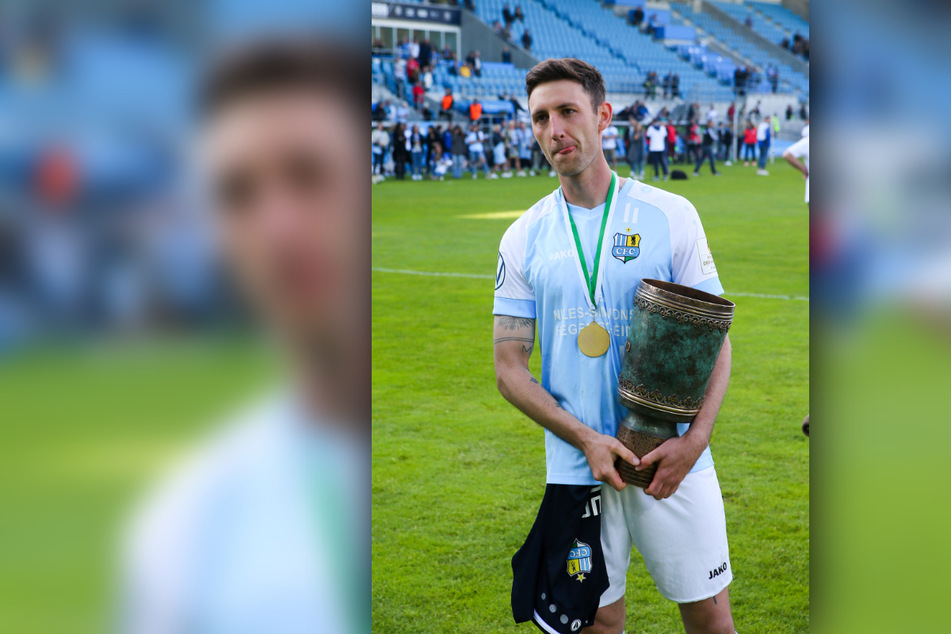 Toller Abschluss: Christian Bickel hielt den Pokal fest in den Händen.