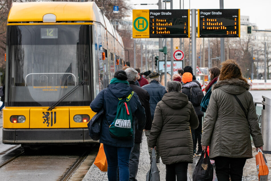 Damit in den Bahnen wieder mehr Platz ist, wollen die DVB häufiger fahren.