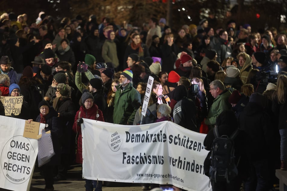 Teilnehmer einer Demonstration des Bündnisses «Auf die Plätze» versammeln sich vor dem Congress Center Messe Erfurt.