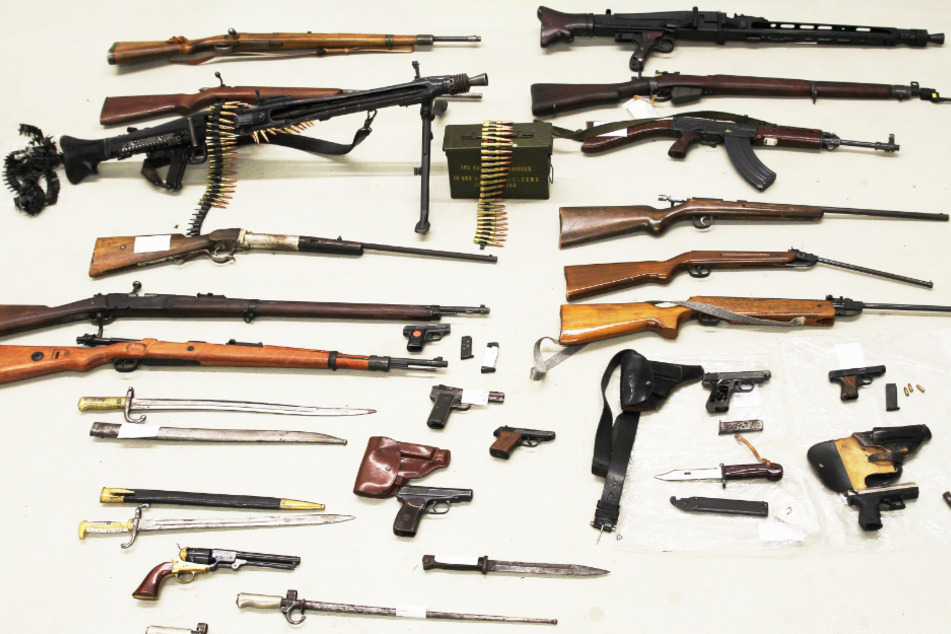 Die gefundenen Waffen fallen teilweise unter das Kriegswaffenkontrollgesetz.